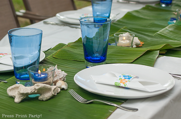 banana-leaves-on-set-table