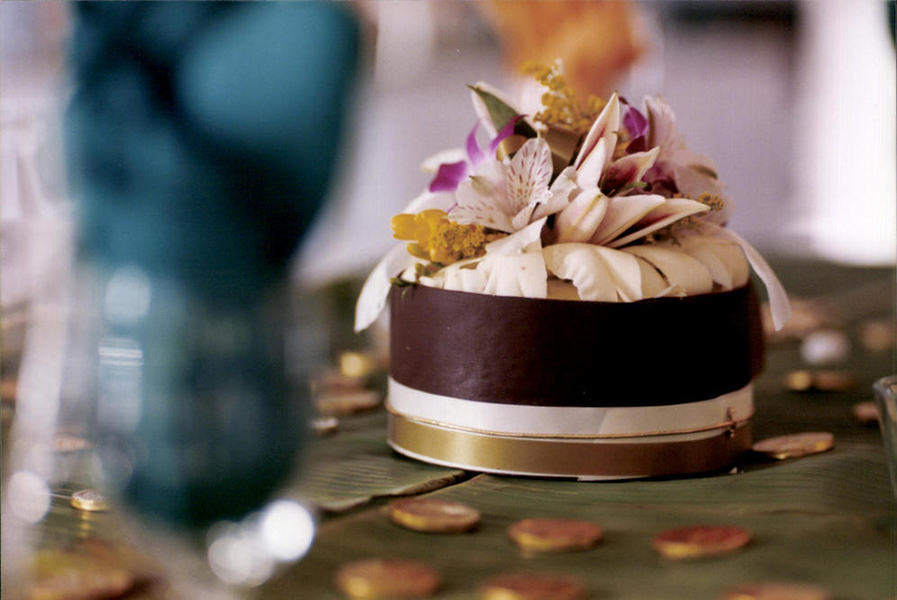 wedding-cake-on-banana-leaves