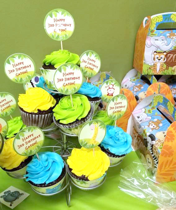 Jungle Party Cupcakes in several colors with Jungle cupcake toppers