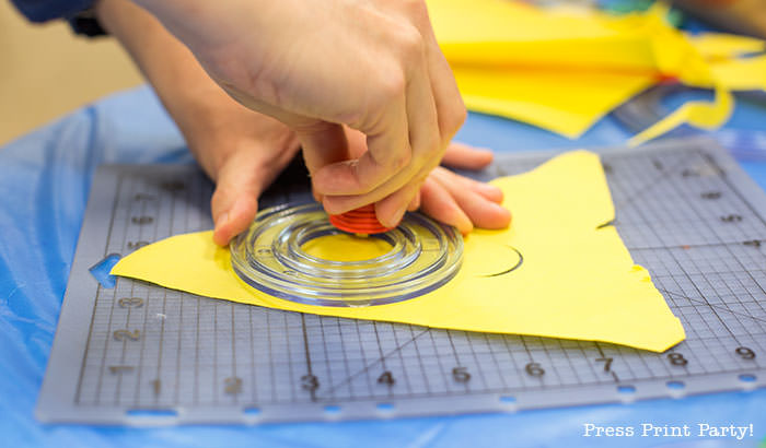 Making circles in paper -Science party decoration ideas DIY -Press Print Party!