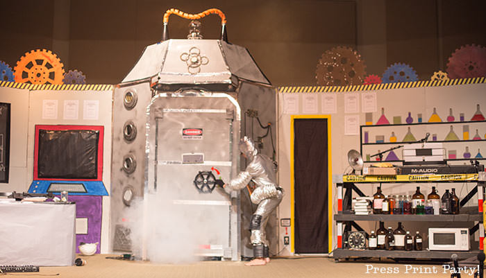 Time Lab VBS stage, time machine and robot-Science party decoration ideas DIY -Press Print Party!