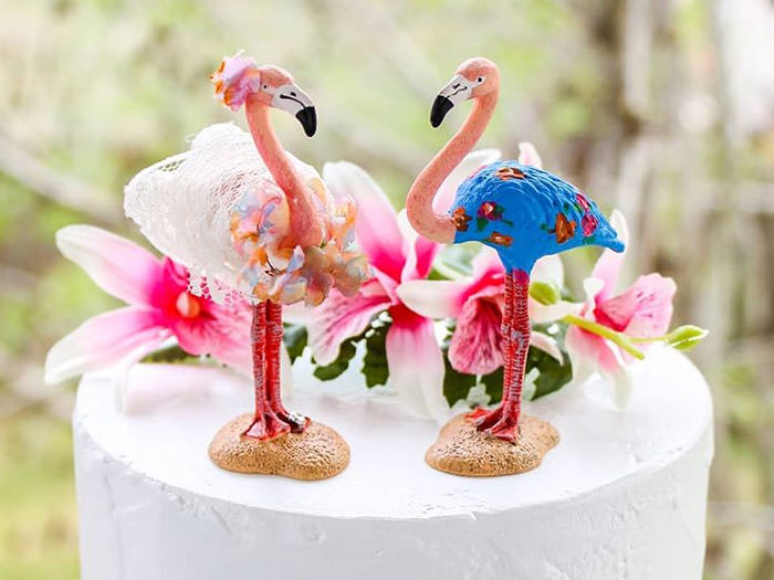 cake with flamingos and flowers for party