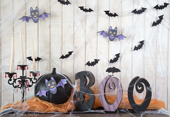 Free printable Halloween craft for kids - printable bat on a black pumpkin - Press Print Party! DIY Halloween decoration ideas. Bat Garland with hanign bats