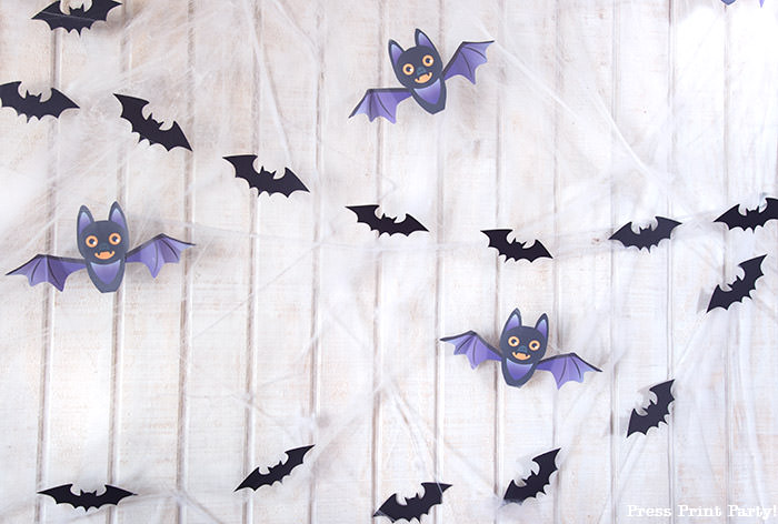 Free printable Halloween craft for kids - printable bat on a black pumpkin - Press Print Party! DIY Halloween decoration ideas. Bat Garland with hanign bats