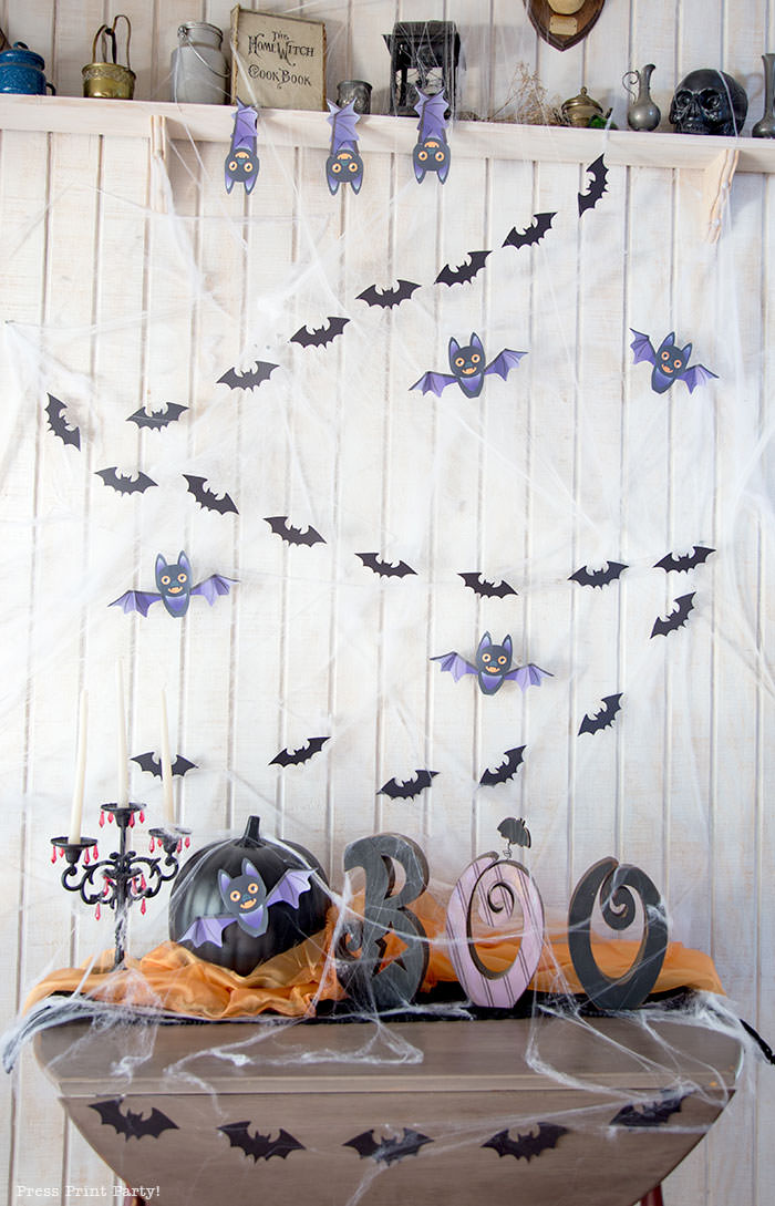 Free printable Halloween craft for kids - printable bat on a black pumpkin - Press Print Party! DIY Halloween decoration ideas. Bat Garland with hanign bats