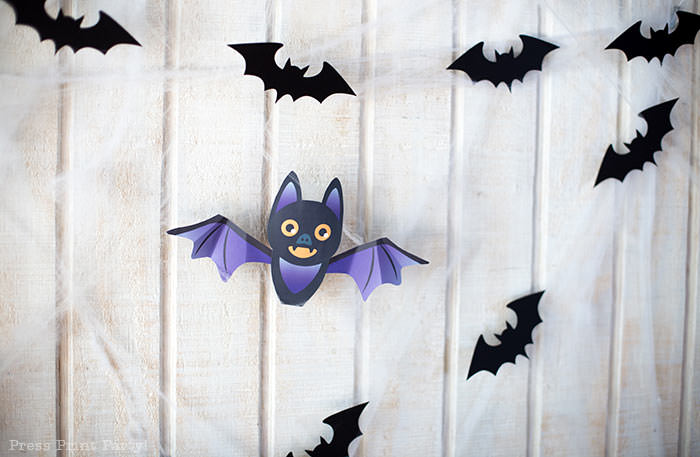 Free printable Halloween craft for kids - printable bat on a black pumpkin - Press Print Party! DIY Halloween decoration ideas. Bat Garland with hanign bats