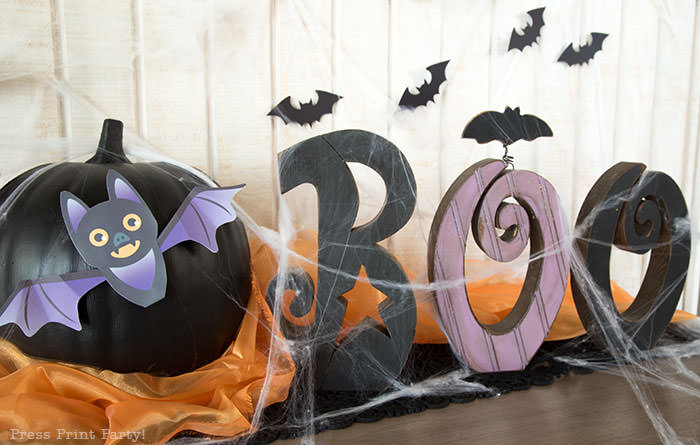 Free printable Halloween craft for kids - printable bat on a black pumpkin - Press Print Party! DIY Halloween decoration ideas. Bat Garland with hanign bats