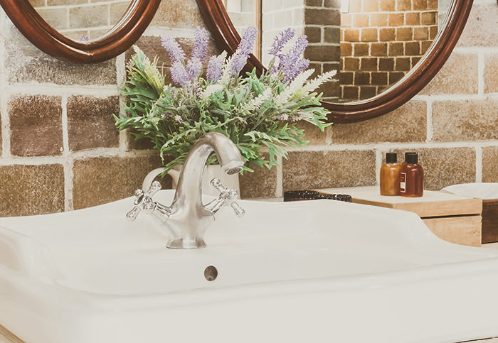 Essentials For Sprucing Up Your Guest Bathroom — LIVEN DESIGN