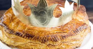 Authentic galette des rois recipe - French kings cake pastry with almond paste. French tradition, French style kings cake. easy to make with golden crown by Press Print Party!