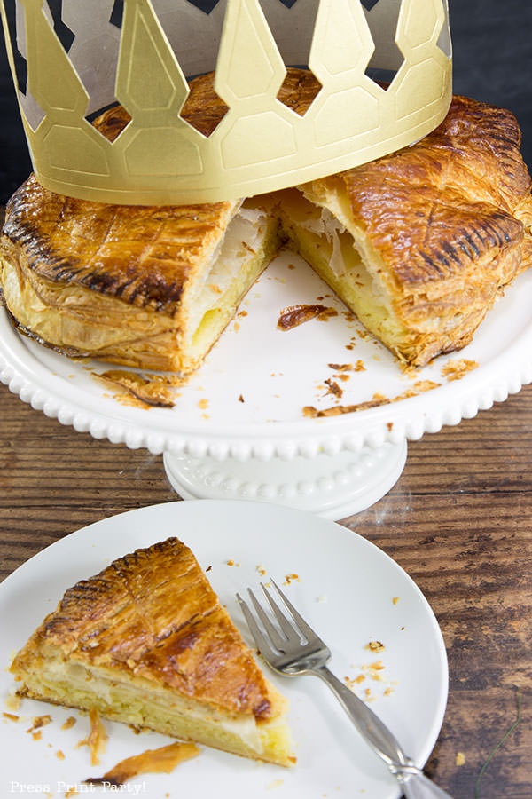 Authentic galette des rois recipe - French kings cake pastry with almond paste. French tradition, French style kings cake. easy to make with golden crown by Press Print Party!