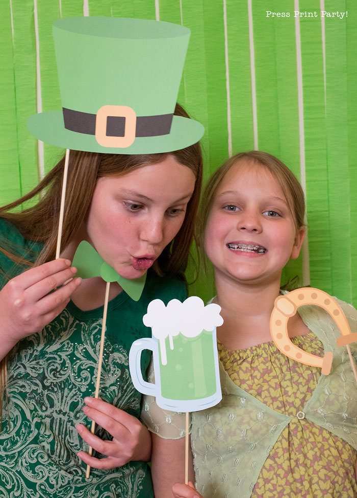 St. Patrick's day free photo booth props printables. Leprechaun hat, green beer, kiss me I'm Irish, mustache, red beard, pipe, green neck tie, horseshoe. by Press Print Party!