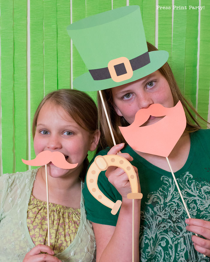 St. Patrick's day free photo booth props printables. Leprechaun hat, green beer, kiss me I'm Irish, mustache, red beard, pipe, green neck tie, horseshoe. by Press Print Party!