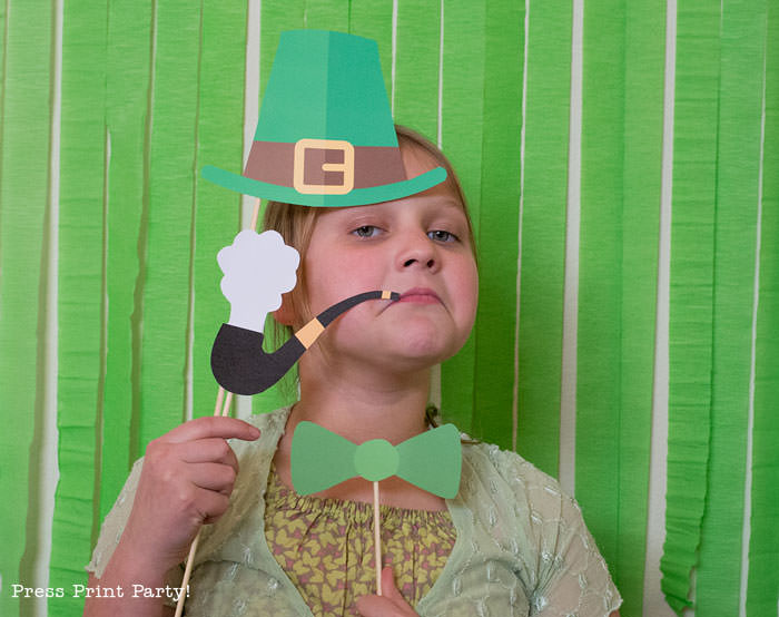 St. Patrick's day free photo booth props printables. Leprechaun hat, pipe, green neck tie, by Press Print Party!