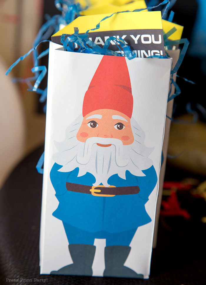 Favor bag with travel gnome - The amazing race party ideas - Press Print Party!