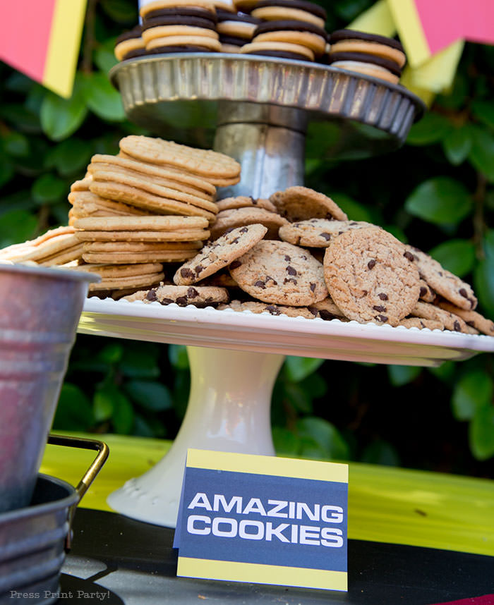 cookies and place cards - The amazing race party ideas - Press Print Party!