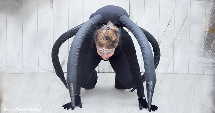 Spectacular Black Widow costume DIY - Girl looking like a spider on the ground.How to make a spider costume at home - Press Print Party