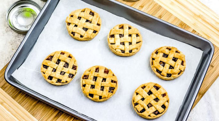 mini pumpkin pies - Cute desserts for thanksgiving