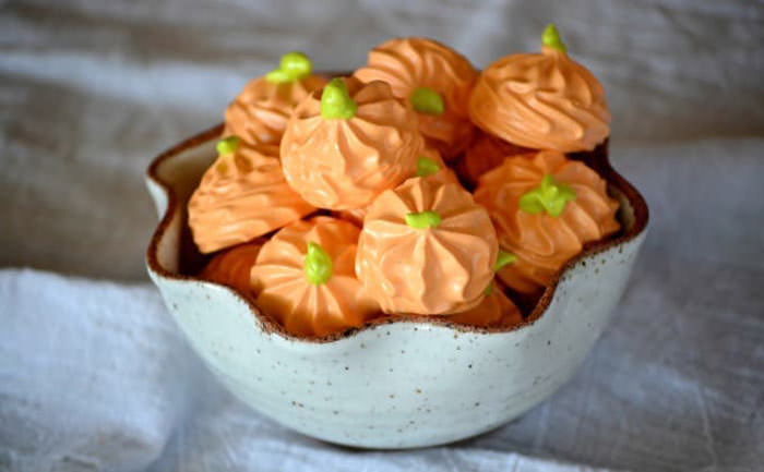 pumpkin spice meringues - Cute desserts for thanksgiving