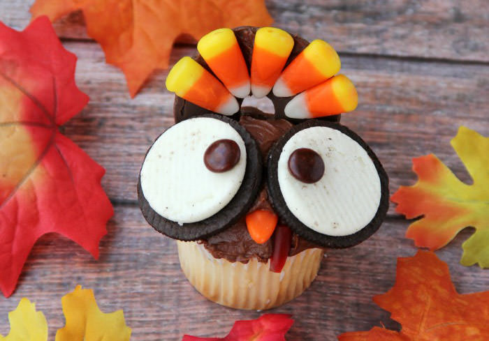 wide eyed turkey cupcake - Cute desserts for thanksgiving