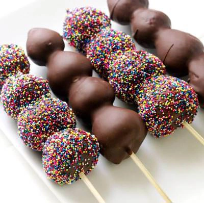 Easy party desserts Finger foods - Chocolate-Covered-Strawberries-On-A-Stick