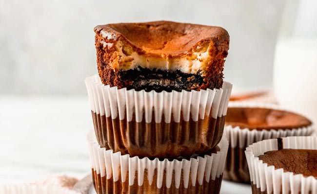 Easy party desserts Finger foods - stack-of-mini-basque-cheesecakes-with-oreo
