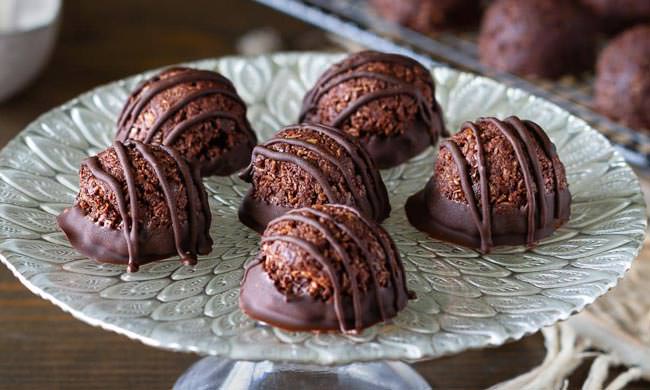 Easy party desserts Finger foods - Chocolate-Coconut-Macaroons-gluten-free-paleo-vegan-keto