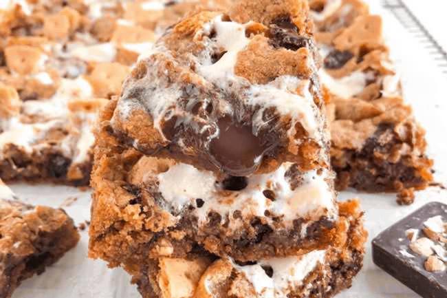 Easy party desserts Finger foods - Gooey-Browned-Butter-Smores-Bars-
