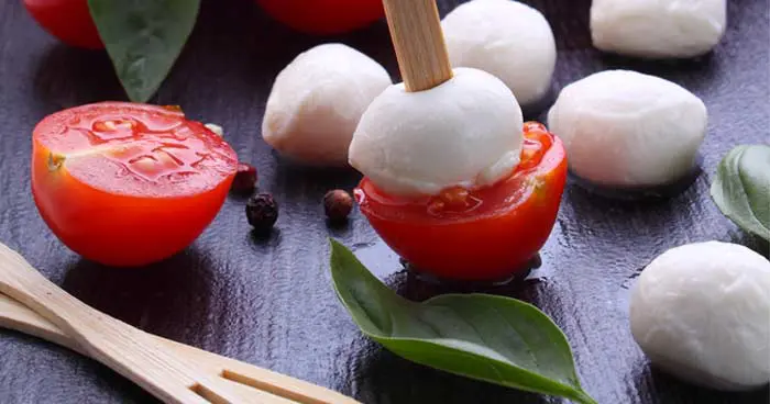 caprese salad on a toothpick 15 fancy appetizers quick - Press Print Party!