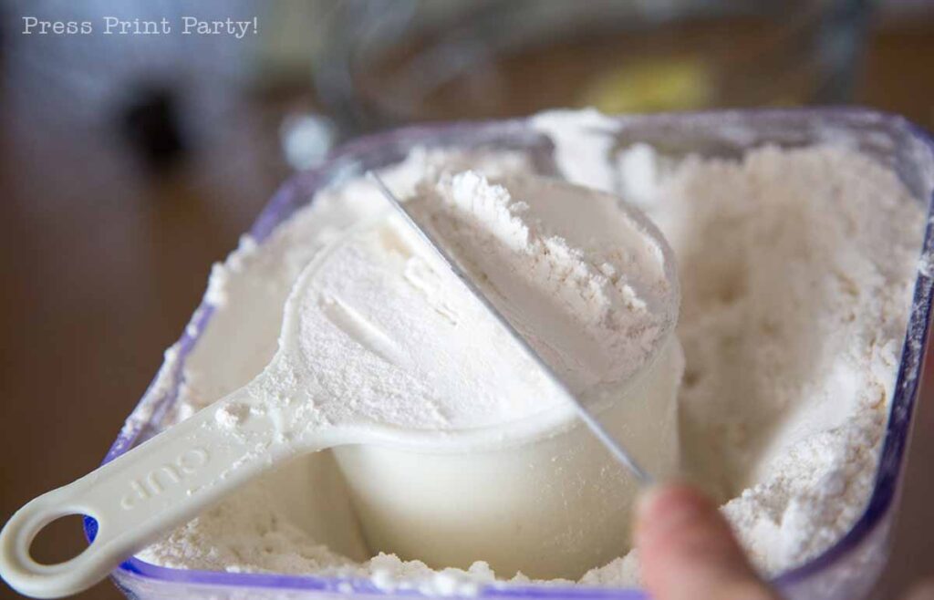 measuring flour the right way - easy pie crust homemade recipe with butter - Press Print Party!