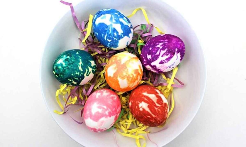  Dyeing easter eggs with tissue paper-13 Creative Ideas for Coloring Easter Eggs with the Kids- Press Print Party!