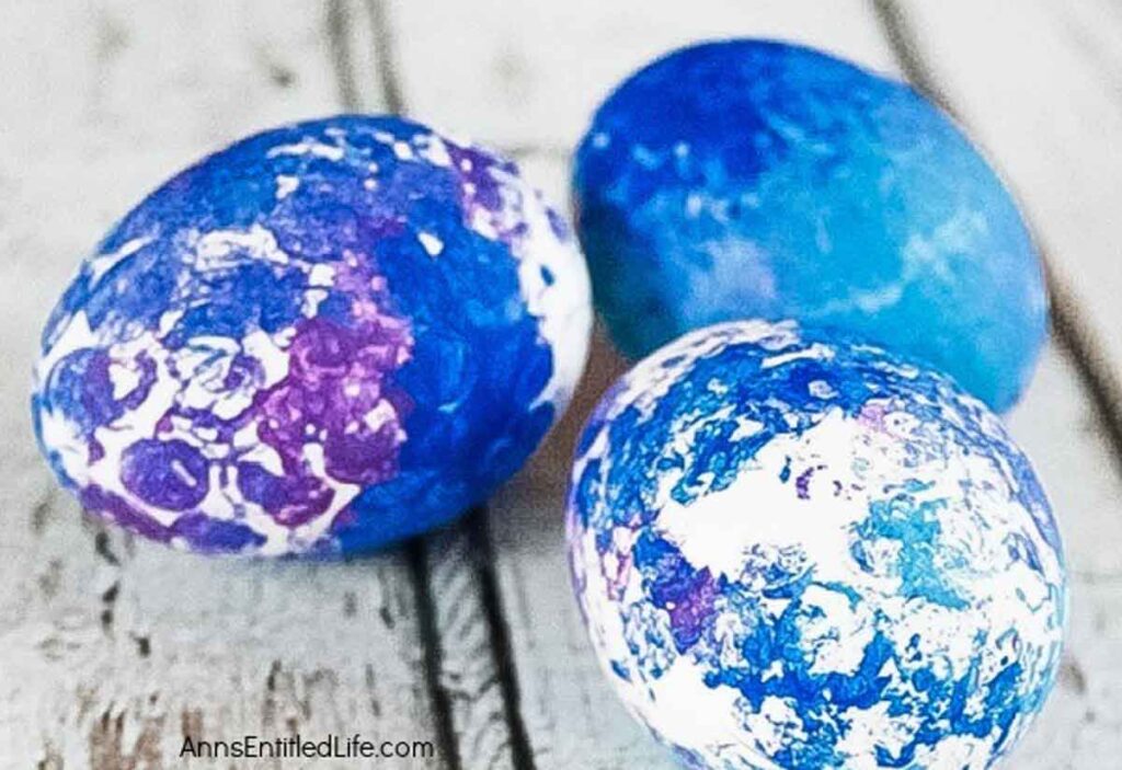 bubble wrap egg decorating - 13 Creative Ideas for Coloring Easter Eggs with the Kids- Press Print Party!