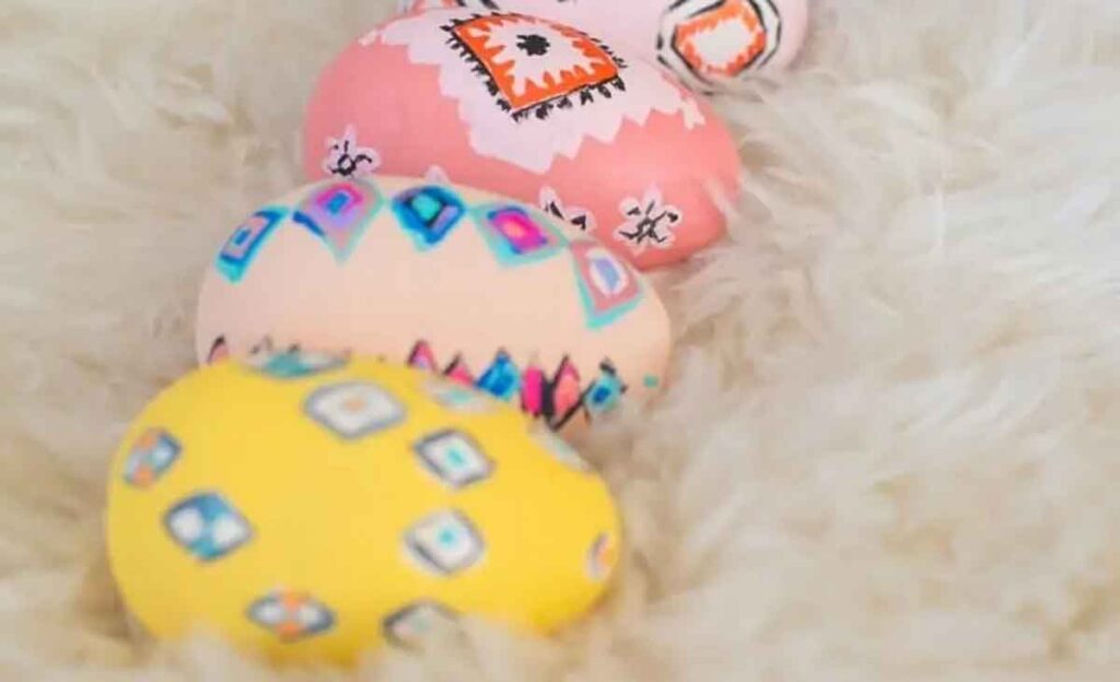 Moroccan style painted eggs  -13 Creative Ideas for Coloring Easter Eggs with the Kids- Press Print Party!