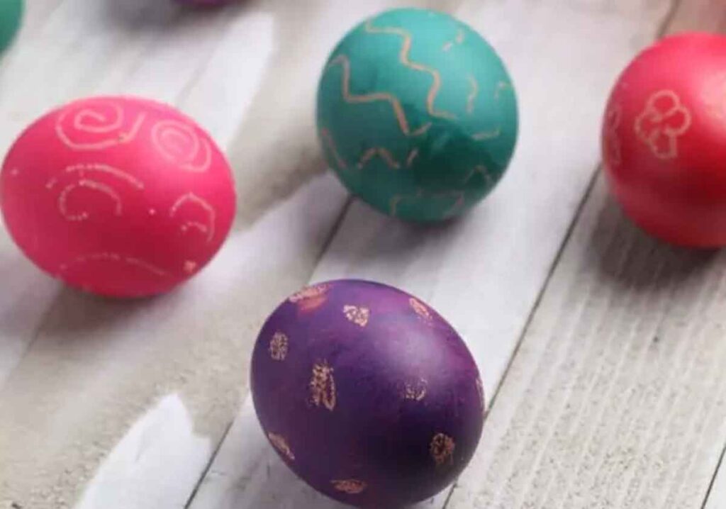 wax method - 13 Creative Ideas for Coloring Easter Eggs with the Kids- Press Print Party!