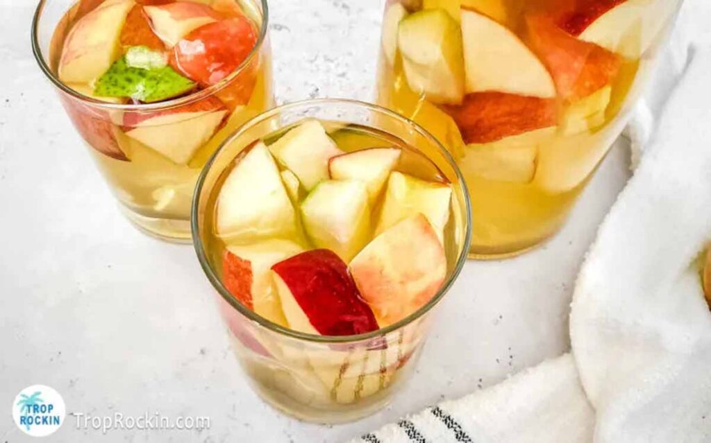 caramel apple cider sangria- Tasty Thanksgiving punch recipe non-alcoholic and alcoholic to feed a crowd. Press Print Party