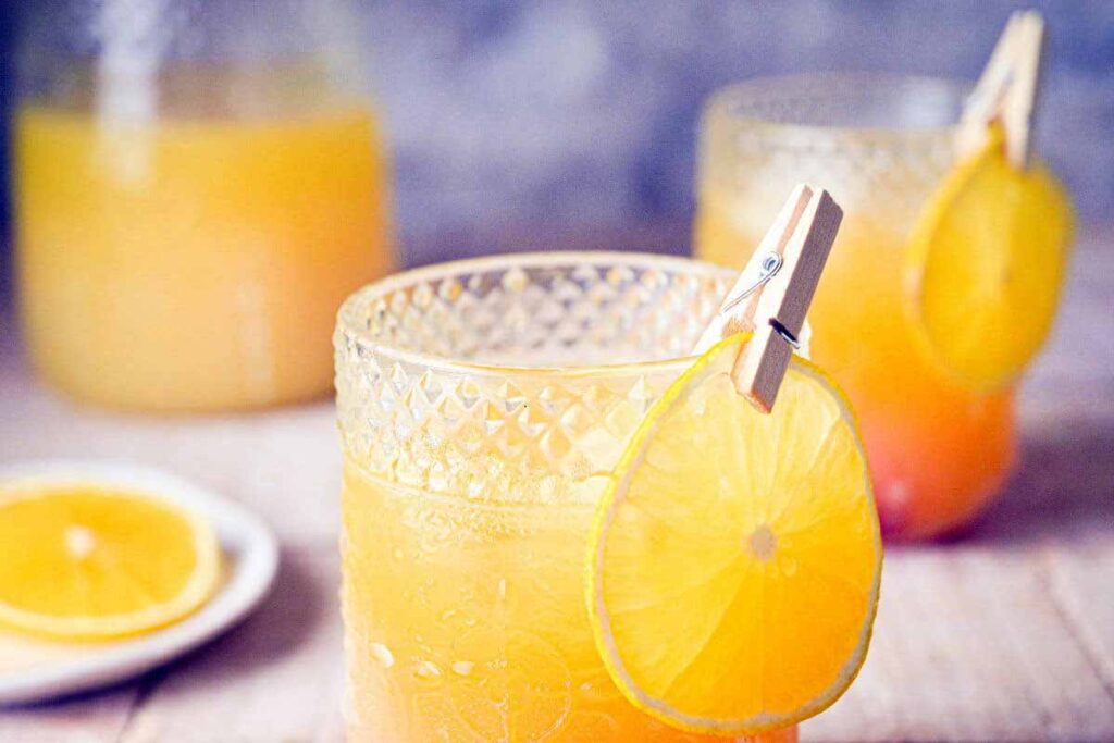 fall pumpkin spice party punch- Tasty Thanksgiving punch recipe non-alcoholic and alcoholic to feed a crowd. Press Print Party