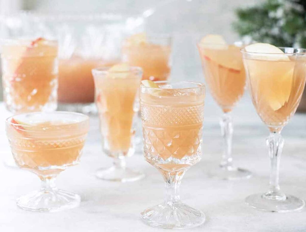 spiced apple sparkler punch- Tasty Thanksgiving punch recipe non-alcoholic and alcoholic to feed a crowd. Press Print Party