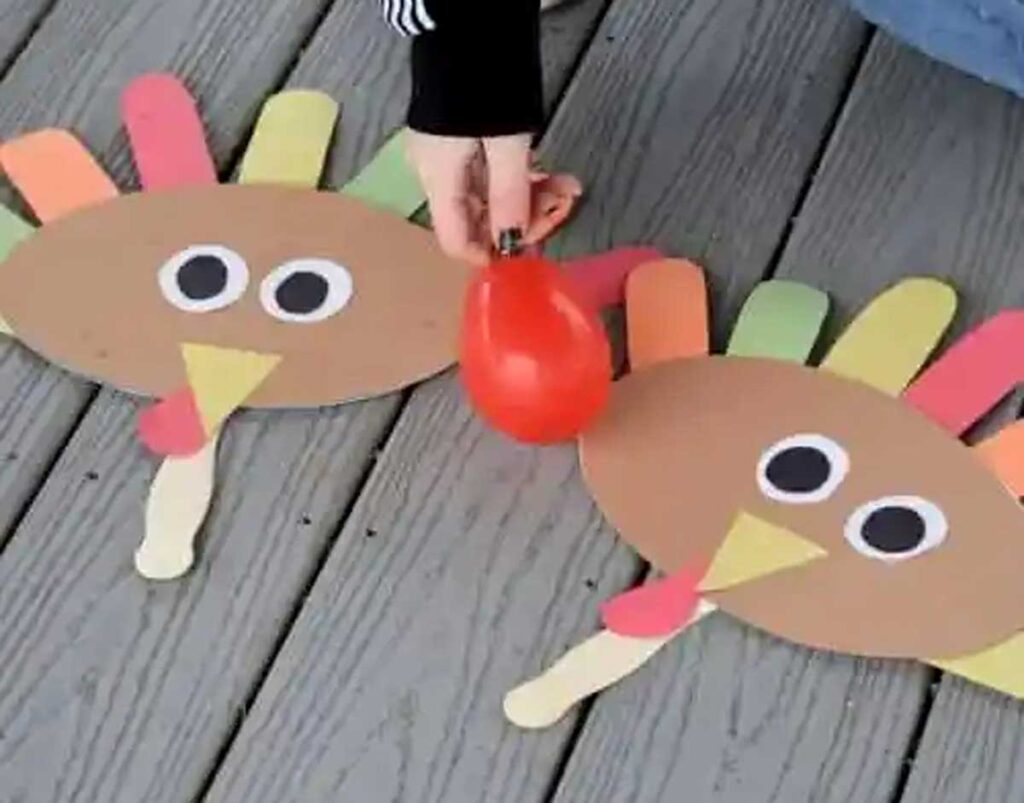turkey game and craft with small balloons - 45 Turkey crafts ideas for kids - Press Print Party!