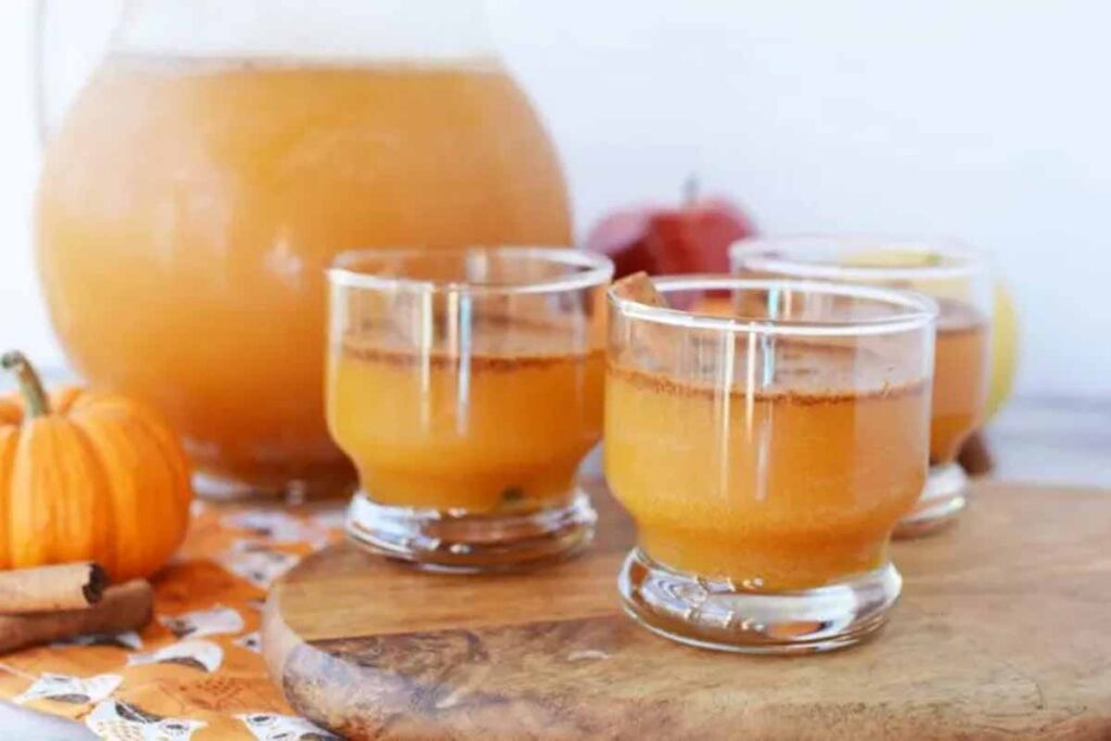 sparkling pumpkin prosecco punch- Tasty Thanksgiving punch recipe non-alcoholic and alcoholic to feed a crowd. Press Print Party