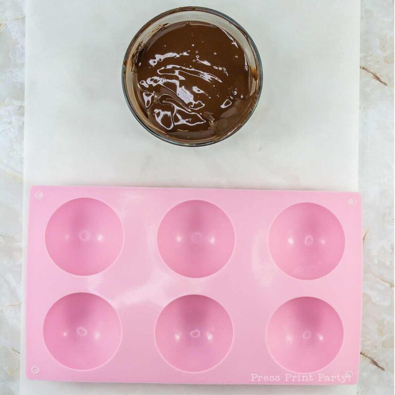 10 Christmas Hot Chocolate Bombs for Unique Homemade Gifts