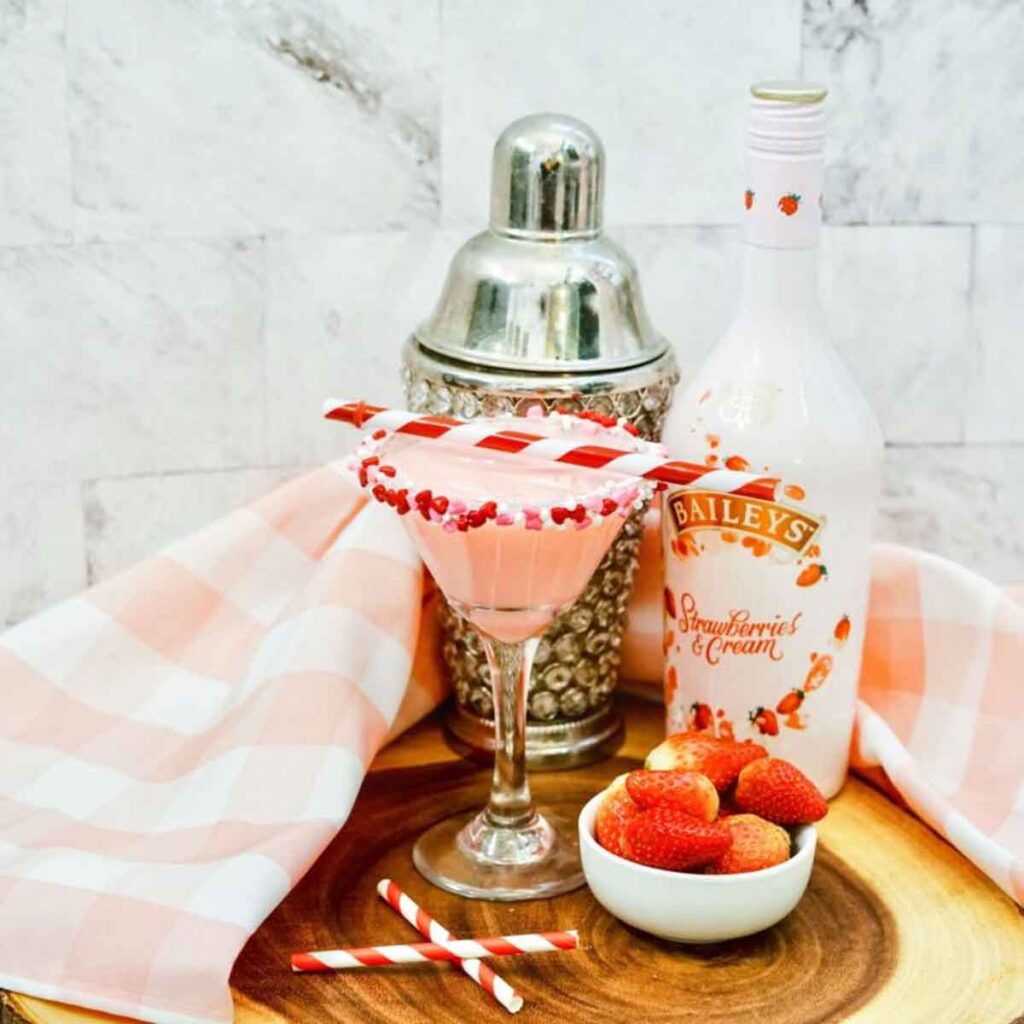Baileys strawberries martini - 30 romantic valentine's day drinks to set the mood - Press Print Party