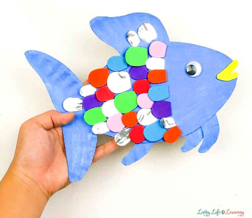 rainbow fish paper plate craft - 25 cool rainbow crafts for kids and art ideas - Press Print Party!