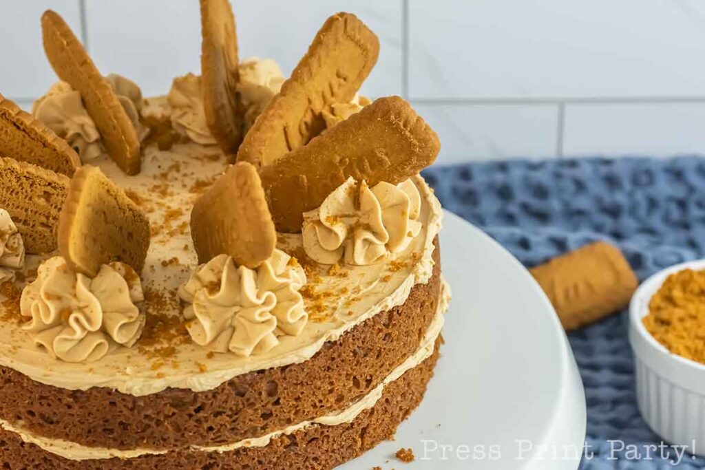 Finished biscoff 2 layer cake with cookies on top and crumbled cookies